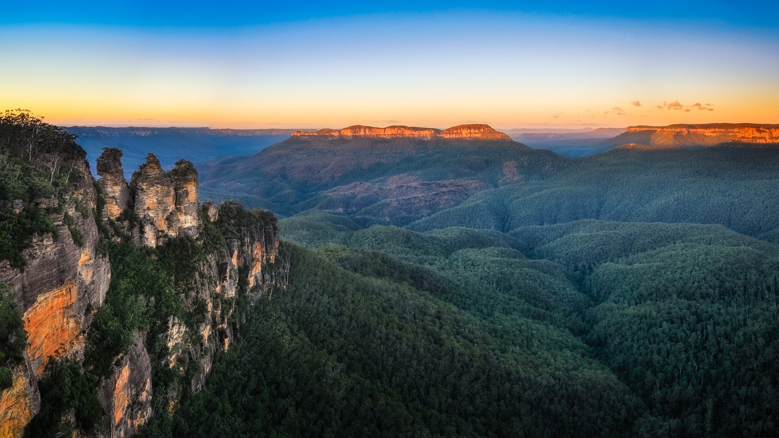 Sunrise over the Three Sisters in Blue Mountains National Park,Katoomba,  New South Wales, Australia - only a short day trip from Sydney.